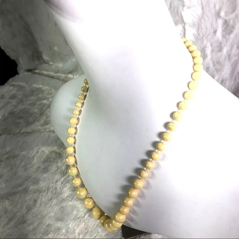 Light yellow plastic bead vintage 1980’s necklace